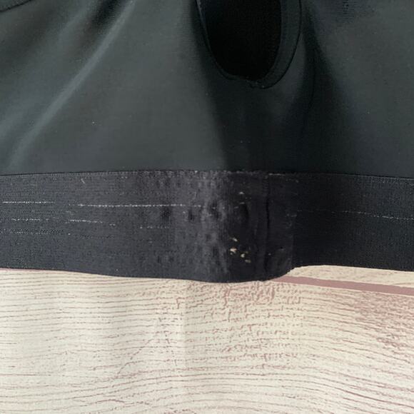 Under Armour Black Sports Bra Mid Cross Back with Keyhole Pullover - Picture 8 of 12